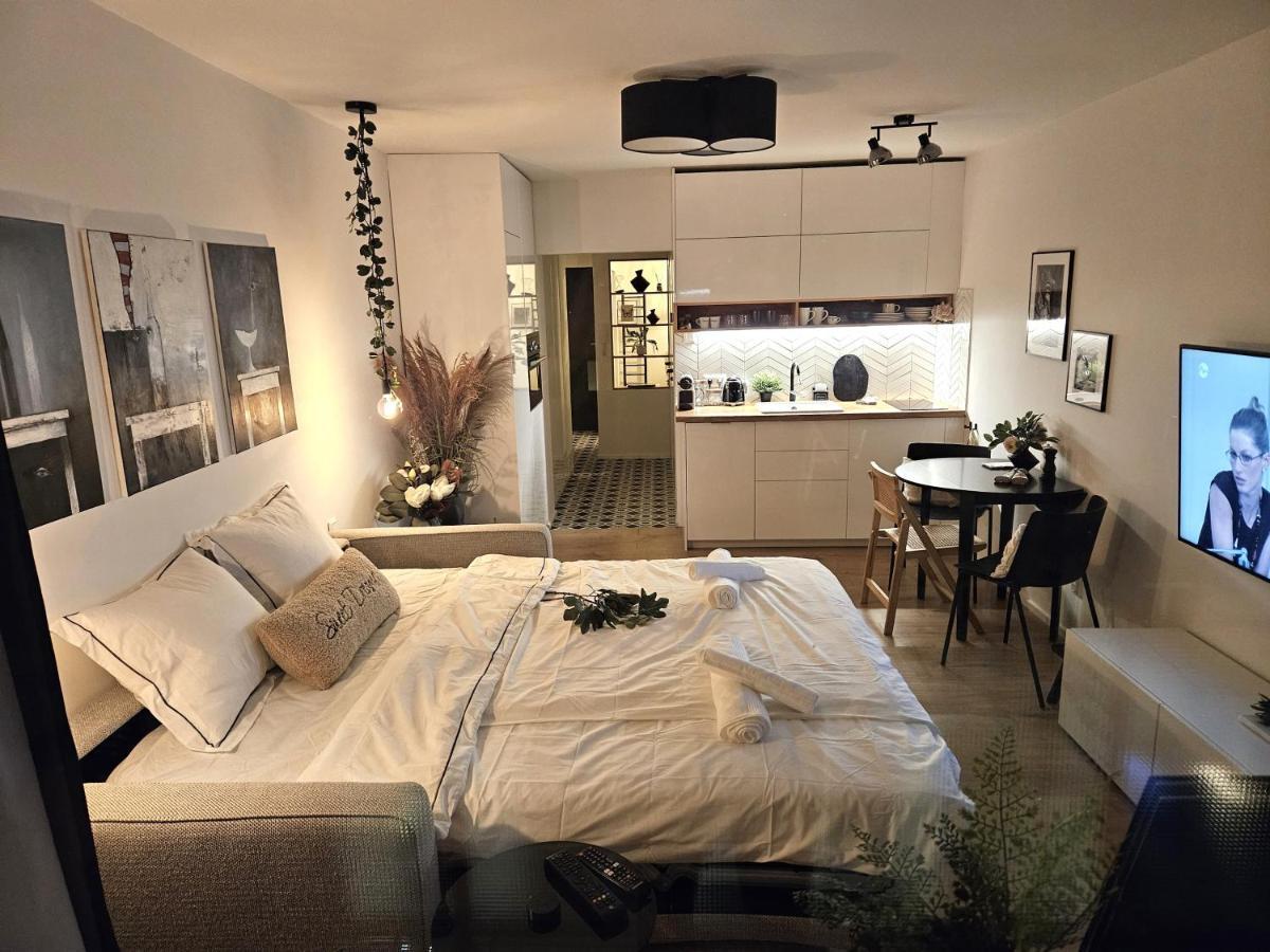 Design Apt In Old Town-Free Parking-Balcony Bratislava Extérieur photo