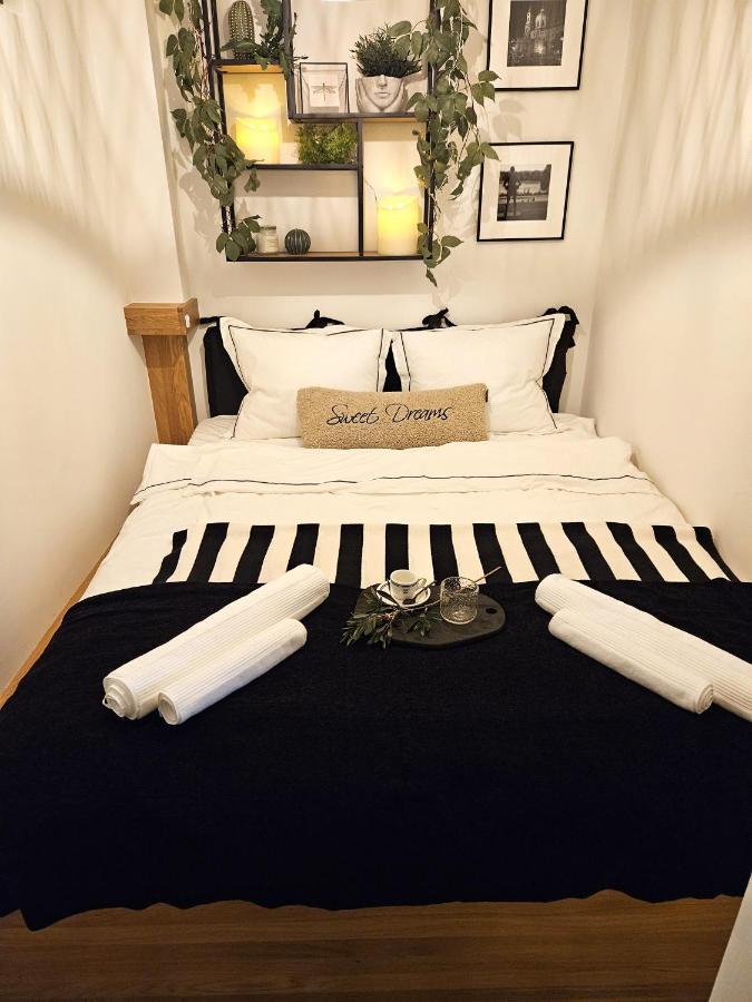 Design Apt In Old Town-Free Parking-Balcony Bratislava Extérieur photo