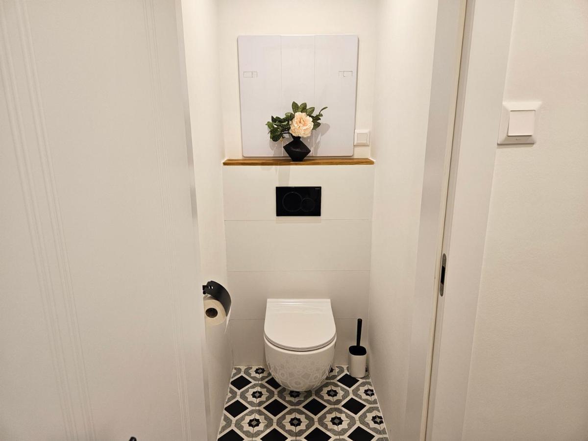 Design Apt In Old Town-Free Parking-Balcony Bratislava Extérieur photo