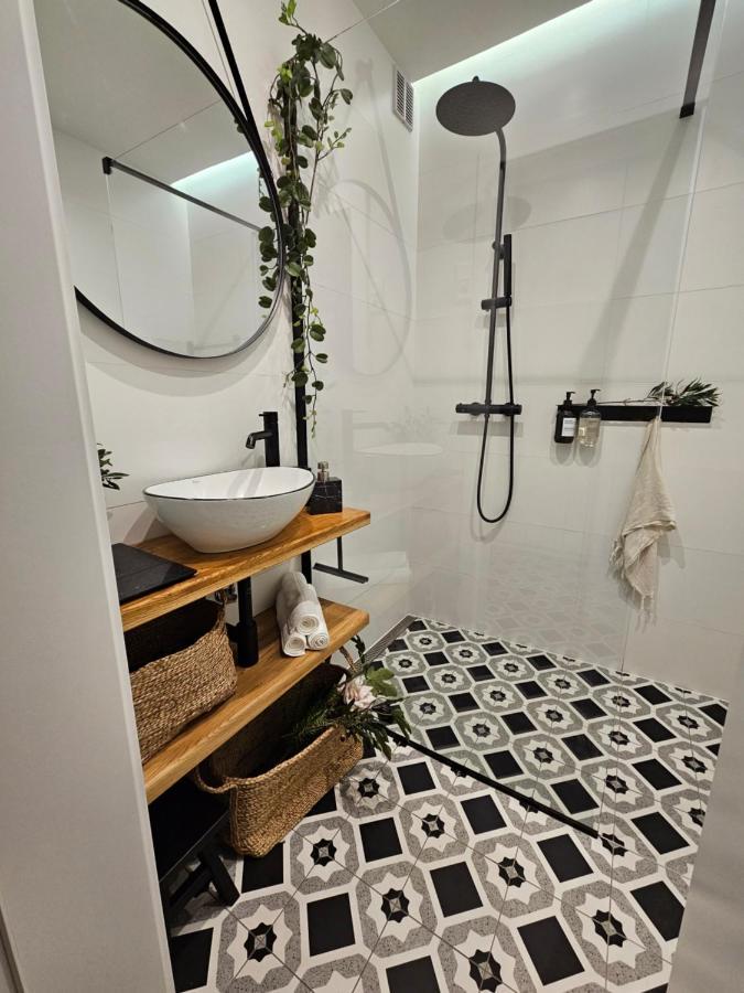Design Apt In Old Town-Free Parking-Balcony Bratislava Extérieur photo